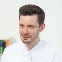 Heilpraktiker Rick Putzer erklärt und beantwortet Fragen in der Praxis.