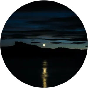 Auf dem See spiegelt sich der Mond, ein Anblick welcher nur spät in der Nacht möglich ist.