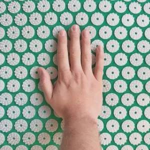 Zur Vorbereitung kann man die Hand auf der Nadelreizmatte ablegen.