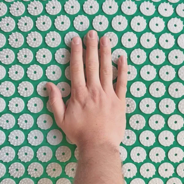 Zur Vorbereitung kann man die Hand auf der Nadelreizmatte ablegen.