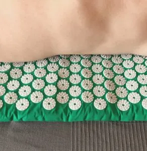 Am Anfang ist es sinnvoll, einen weichen Untergrund für das Liegen auf der Nadelreizmatte zu wählen.