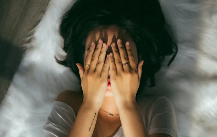 Es kann sehr wohltuend sein, die Handballen auf den Augen ruhen zu lassen.