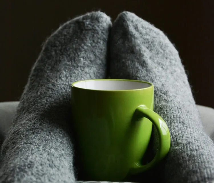 Kalte Füße im Winter sind keine Seltenheit, ein Fußbad mit Ingwer kann vielleicht helfen.