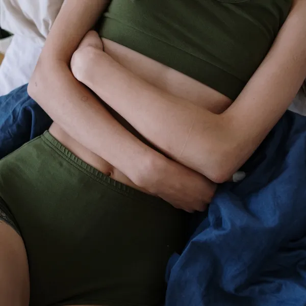 Bei einigen Frauen sind die Regelschmerzen so stark, dass sie daheimbleiben.