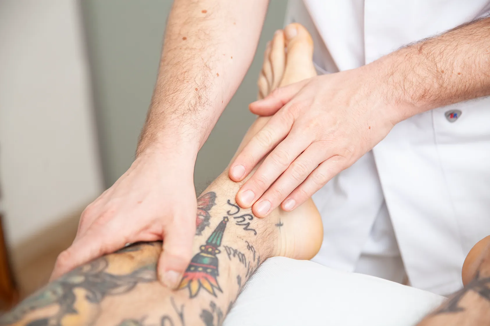 Anwendung Leitbahnverfahren am Unterschenkel eines Patienten