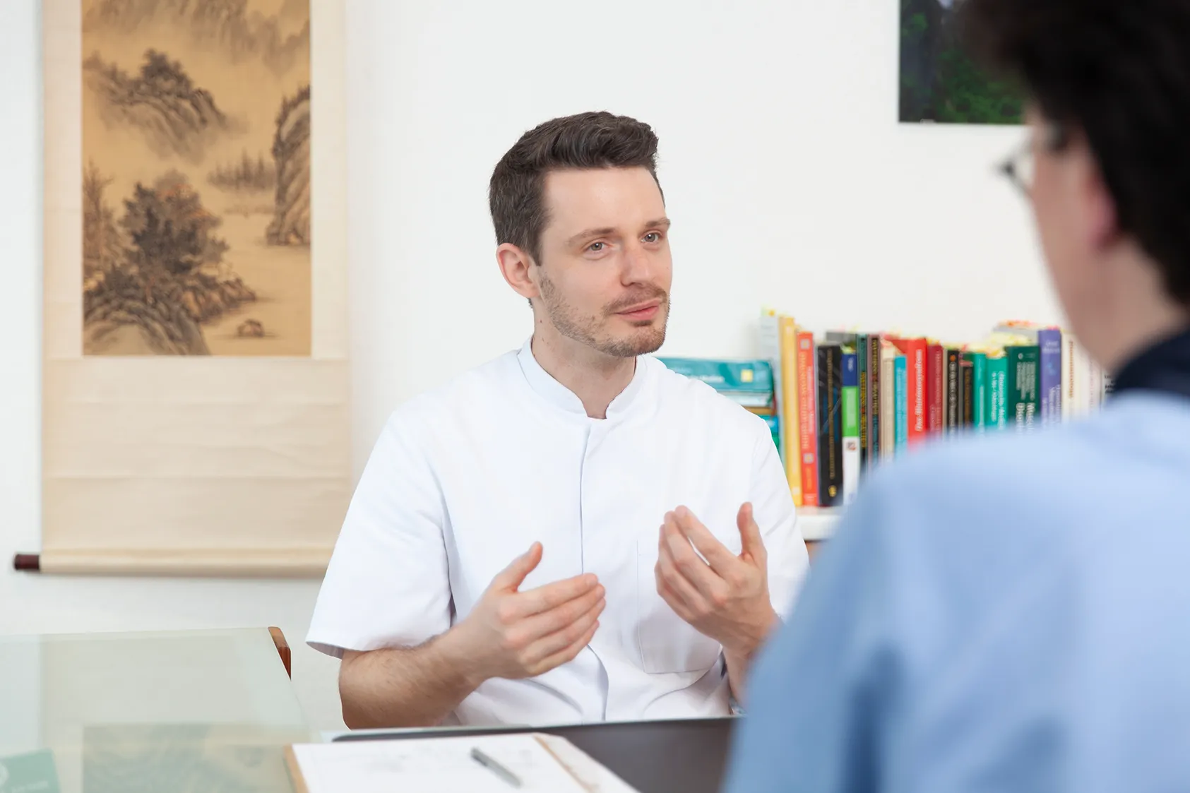 Heilpraktiker berät Patientin