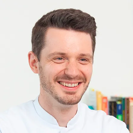 Heilpraktiker Rick Putzer lächelt.