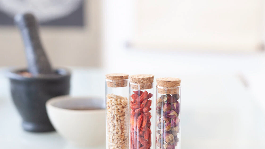 Auswahl chinesischer Arzneikräuter in der Praxis von Heilpraktiker Rick Putzer: Fu Xiao Mai (Sommerweizen), Gou Qi Zi (Goji-Beeren) und Mei Gui Hua (Rosenblüten).