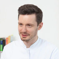 Heilpraktiker Rick Putzer erklärt und beantwortet Fragen in der Praxis.