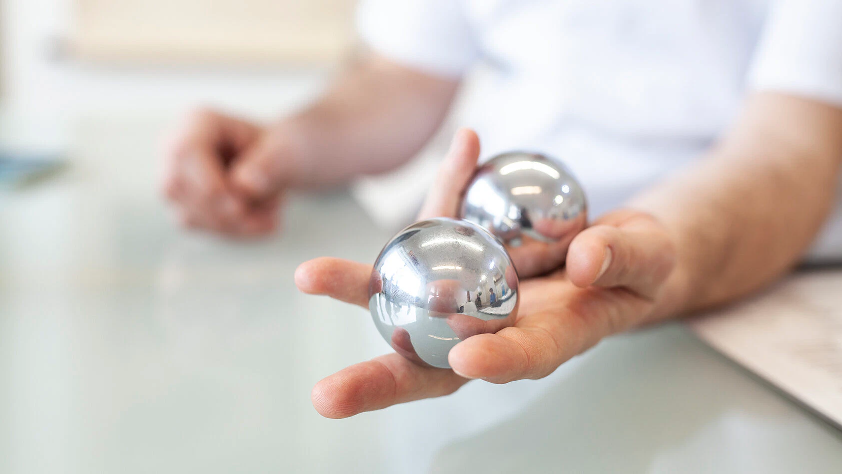 Heilpraktiker Rick Putzer demonstriert die Anwendung von Qigongkugeln.