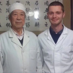 Heilpraktiker Rick Putzer mit Dr. Wang Ju-Yi in der Praxis in Beijing.